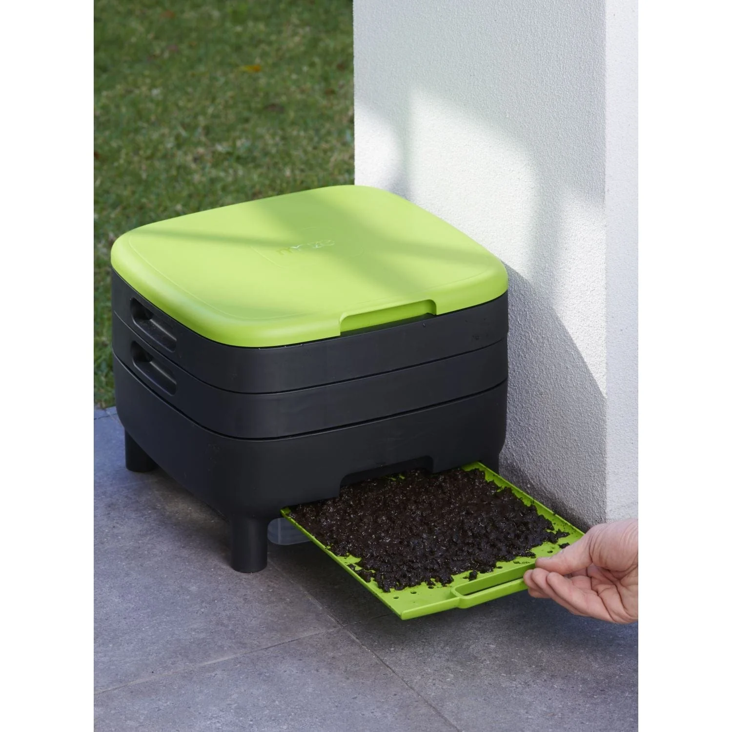 Riverstone | Maze Medium Two Worm Farm Starter Kit With Shelving - Image 9